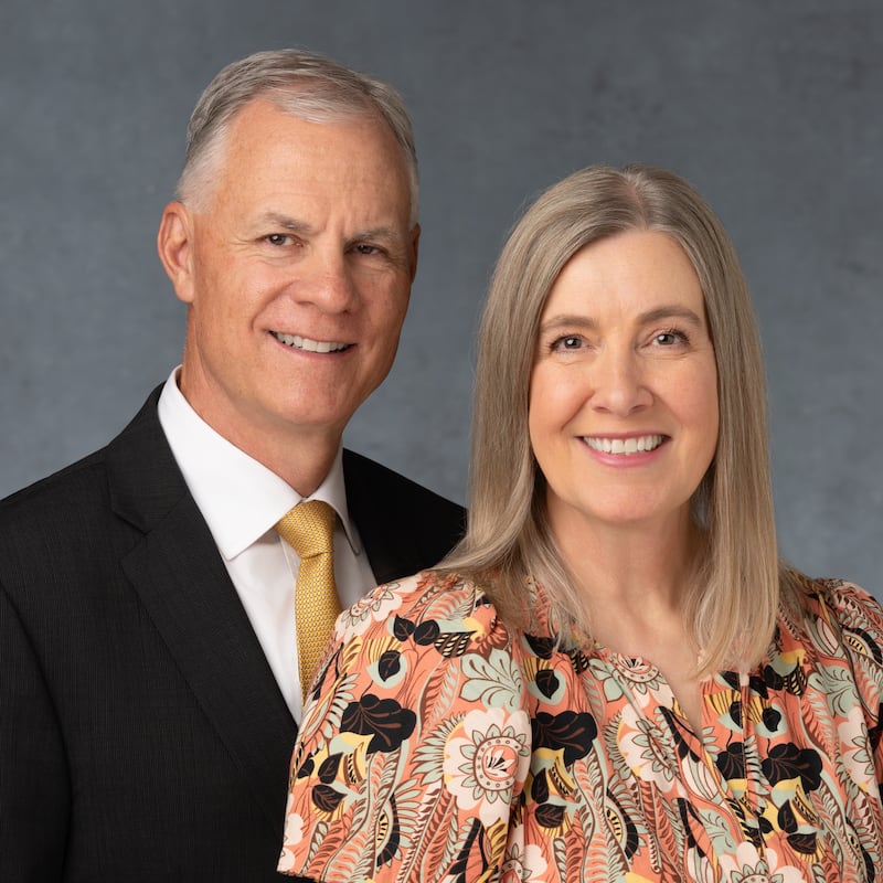 Glenn Seninger e Kathy Seninger, que servirão como presidente e companheira da nova Missão África do Sul East London a partir de julho de 2026.