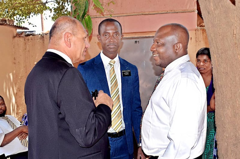 Robert White, secretário da Ala de Bamako, à esquerda, fala com o Presidente Brou Fidele Kouadio, primeiro conselheiro na presidência da Missão Leste de Abidijã da Costa do Marfim, no meio, e com o Presidente da Ala de Bamako Ibrahima Togola em Bamako, Mali, no sábado, 18 de abril de 2026.