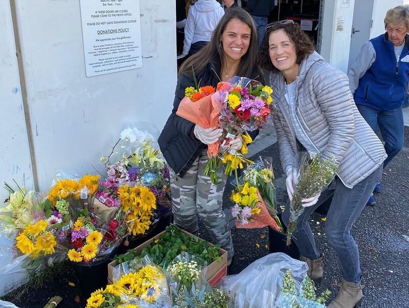 Duas irmãs da Sociedade de Socorro organizam arranjos de flores para serem distribuídos a pessoas necessitadas por meio dos Ministérios de Assistência às Famílias do Condado de Orange, na Califórnia.