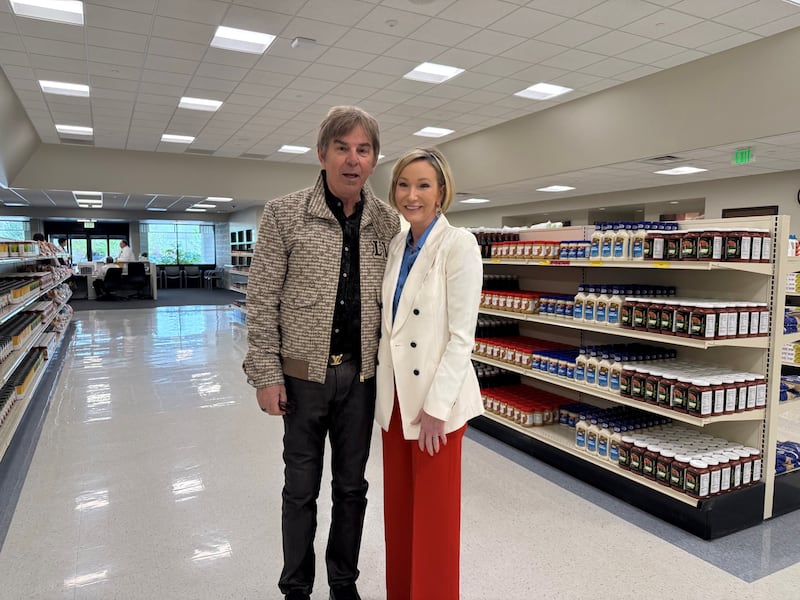 Paula White-Cain e Jonathan Cain visitam a Praça de Bem-Estar em Salt Lake City na sexta-feira, 10 de abril de 2026.