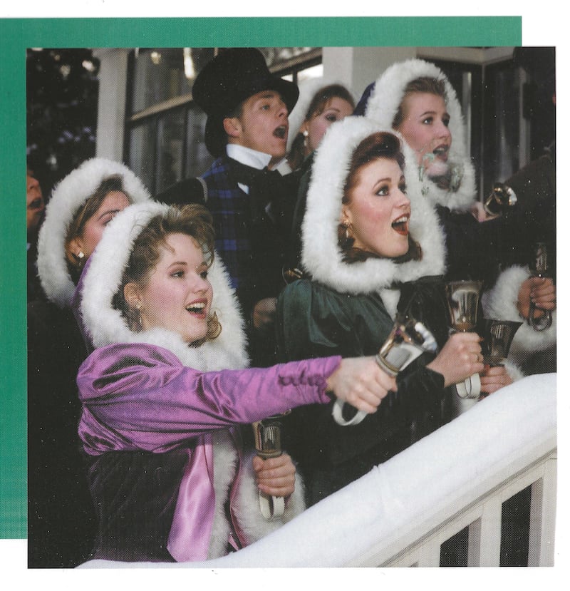 Traci Law — compositora do novo hino "Little Baby in a Manger," à esquerda — canta com o coro da Utah State University, os Sunburst singers, em Logan, Utah, 1996.