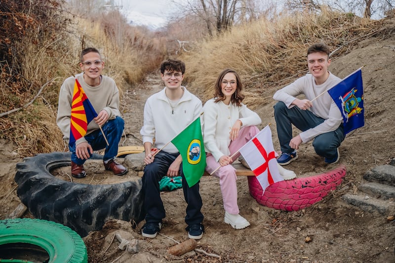 Quatro irmãos Stoddard que foram chamados como missionários seguram as bandeiras do estado e do país para suas designações missionárias em Lehi, Utah, 15 de fevereiro de 2026.