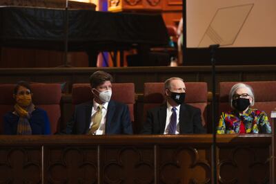 Keith A. Erekson, diretor de pesquisas históricas e parcerias para A Igreja de Jesus Cristo dos Santos dos Últimos Dias, segundo a partir da esquerda, e sua esposa, Carolyn Erekson, à esquerda, com o presidente da Ensign College Bruce C. Kusch e sua esposa, a irmã Alynda Kusch, sentam-se ao púlpito durante um devocional no Assembly Hall em Salt Lake City na terça-feira, 1º de fevereiro de 2022.