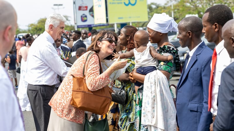 Um grupo de membros cumprimenta Élder Gérald Caussé e Irmã Valérie Caussé em Bujumbura, Burundi, 21 de outubro de 2026.