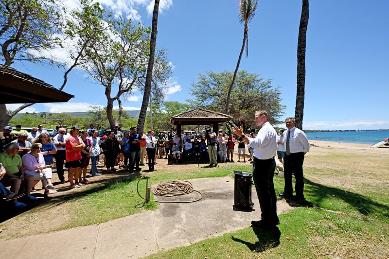 Élder Mark A. Bragg, Setenta Autoridade Geral e presidente da Área América do Norte Oeste conversa com membros das alas Lahaina 1 e 2, em uma reunião no Hanakao’o Beach Park, durante sua visita a Maui e aos membros e jovens da área afetada pelos incêndios, na sexta-feira, 18 de agosto de 2023.