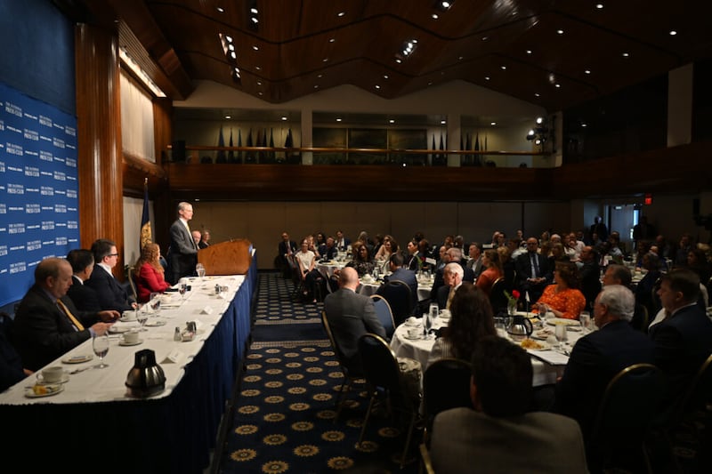Élder David A. Bednar, do Quórum dos Doze Apóstolos, discursa no National Press Club em Washington, D.C., na quinta-feira, 26 de maio de 2022.