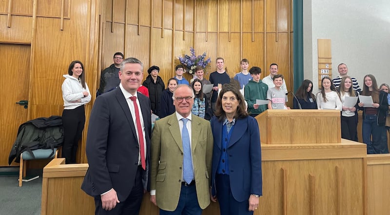 James Saunders Watson, o lord lieutenant de Northamptonshire; está com sua esposa e os jovens da Estaca Northampton Inglaterra na capela em março de 2025.