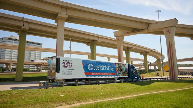 O 100º carregamento com mantimentos, doado por A Igreja de Jesus Cristo dos Santos dos Últimos Dias a 250 bancos de alimentos em todos os 50 estados dos EUA, como parte da iniciativa America250, é entregue ao Joe’s Food Pantry em Dallas, Texas, na quinta-feira, 14 de maio de 2026.