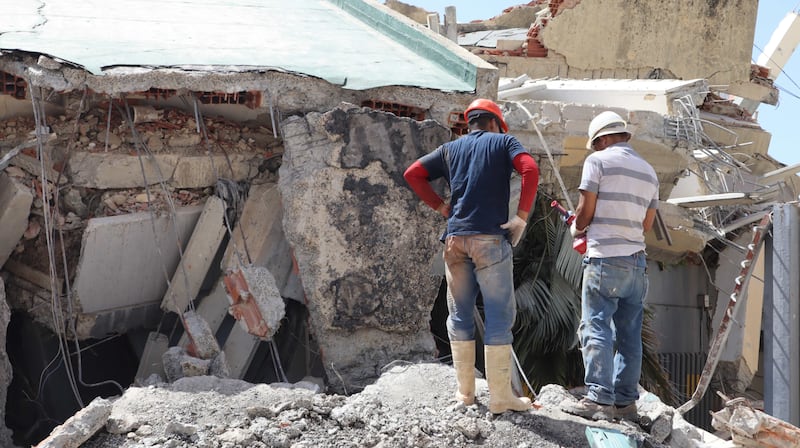 Trabalhadores procuram entre os escombros em La Guaira, Venezuela, em 29 de junho de 2026.