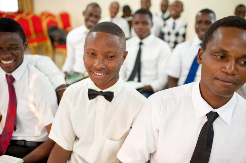 Um grupo de rapazes na República Democrática do Congo sorri durante uma reunião do quórum. O tema do quórum do Sacerdócio Aarônico foi publicado recentemente pela Igreja.