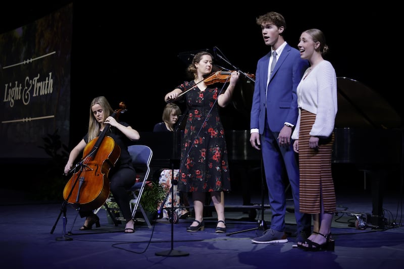 Louisa e Jack Porter, estudantes da BYU, cantam uma versão de “Quero andar com Cristo”, durante um devocional com Élder Ulisses Soares, do Quórum dos Doze Apóstolos, no Marriott Center na terça-feira, 6 de dezembro de 2022.