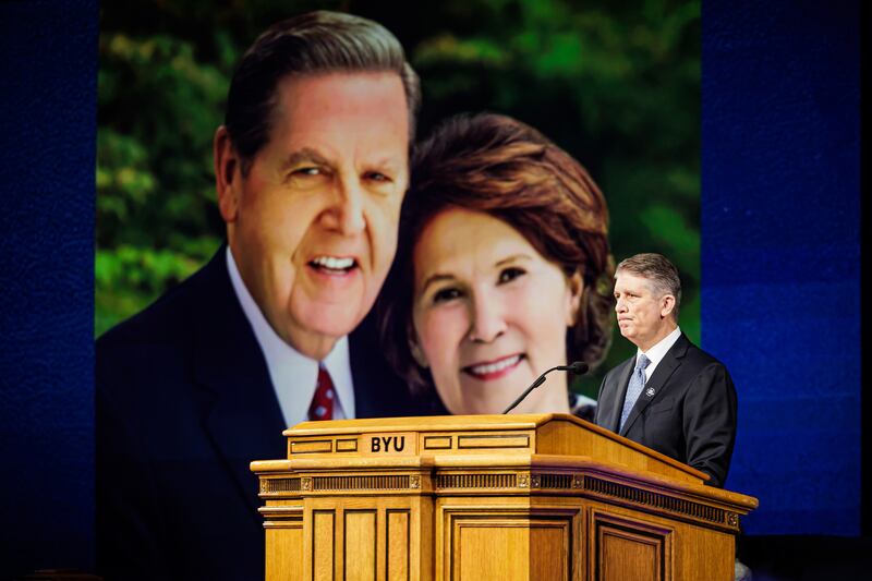 Elder Matthew S. Holland, um Setenta Autoridade Geral, fala de seus pais — o falecido Presidente Jeffrey R. Holland e a falecida Sister Patricia Holland — e seu testemunho do Livro de Mórmon, durante o devocional da BYU realizado no Marriott Center em Provo, Utah, na terça-feira, 20 de janeiro de 2026.