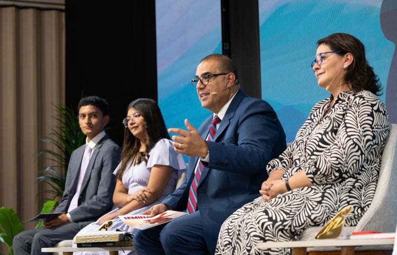 Elder Taylor G. Godoy — a General Authority Seventy and first counselor de a presidência da Área Noroeste da América do Sul, segundo à direita — ensina jovens e seus pais e líderes durante o devocional de Lima, Peru, em 11 de janeiro de 2026. Ele estava acompanhado por sua esposa, Sister Carol Godoy, à direita.
