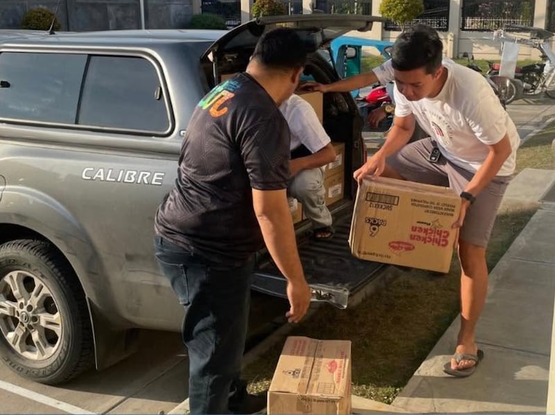 Membros locais de A Igreja de Jesus Cristo dos Santos dos Últimos Dias preparam-se para transportar 200 kits de alimentos em um barco alugado de General Santos City para pessoas em Glan e Alabel em 10 de junho de 2026, após o recente terremoto de magnitude 7,8 em Mindanao, Filipinas.