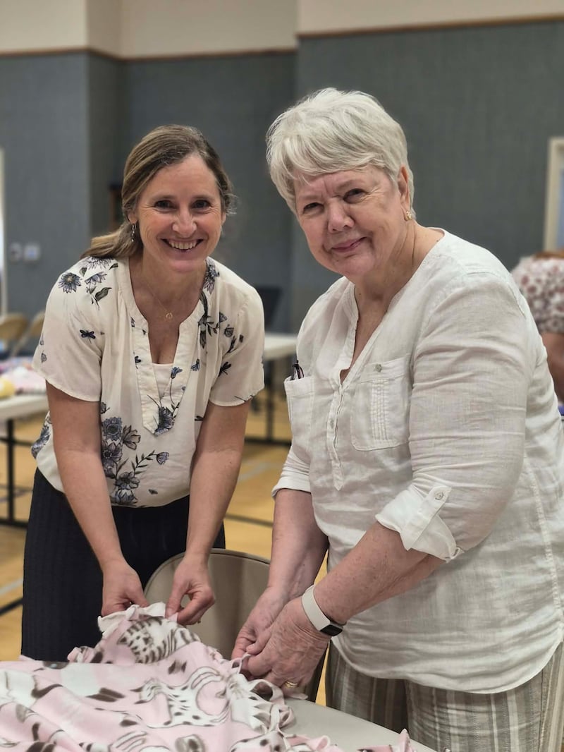 Mulheres da Estaca Montgomery Alabama fazem mantas de lã durante um dia de serviço no sábado, dia 7 de março de 2026.