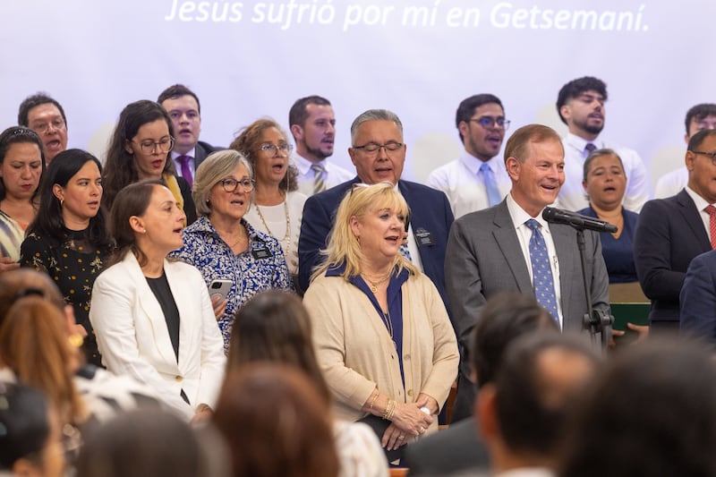 Élder Gary E. Stevenson do Quórum dos Doze Apóstolos e sua esposa, Irmã Lesa Stevenson, cantam durante o devocional com os Santos dos Últimos Dias em Cali, Colômbia, na segunda-feira, 24 de agosto de 2026.