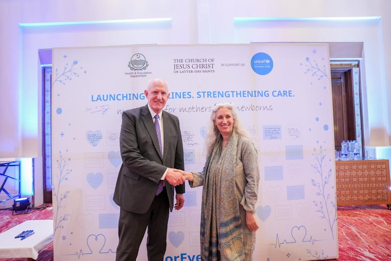 Élder Kelly R. Johnson, um Setenta Autoridade Geral e presidente da Área da Ásia da Igreja, e Pernille Ironside, representante da UNICEF no Paquistão, posam para uma foto no anúncio da doação de US$ 1,2 milhão da Igreja ao esforço da UNICEF para apoiar cuidados neonatais e de recém-nascidos no Paquistão em Islamabad, Paquistão, em 31 de agosto de 2026.