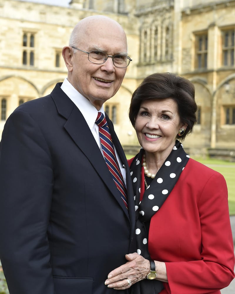 Elder Dallin H. Oaks do Quórum dos Doze Apóstolos, com sua esposa, irmã Kristen M. Oaks, estão no campus da Universidade de Oxford na Inglaterra em junho de 2016.