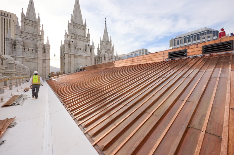 Equipes instalam um novo telhado de cobre no Templo de Salt Lake de A Igreja de Jesus Cristo dos Santos dos Últimos Dias na terça-feira, 21 de abril de 2026, em Salt Lake City.