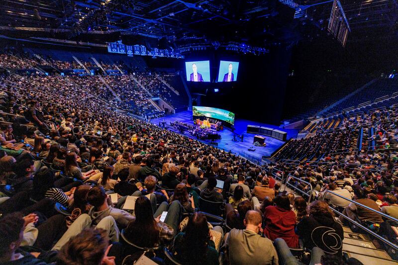 Estudantes se reúnem no Marriott Center em Provo, Utah, para ouvir o devocional do campus com o irmão Sean R. Dixon, segundo conselheiro da presidência geral dos Rapazes, na terça-feira, 17 de março de 2026.
