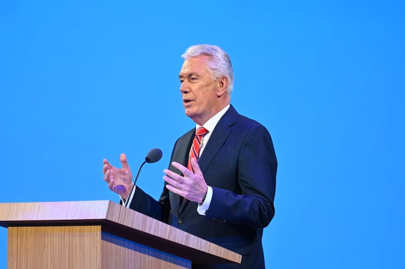 Élder Dieter F. Uchtdorf, do Quórum dos Doze Apóstolos, discursa durante o Seminário para Nova Liderança de Missão de 2021, realizado na quinta-feira dia 24 de junho, no Teatro do Centro de Conferências.