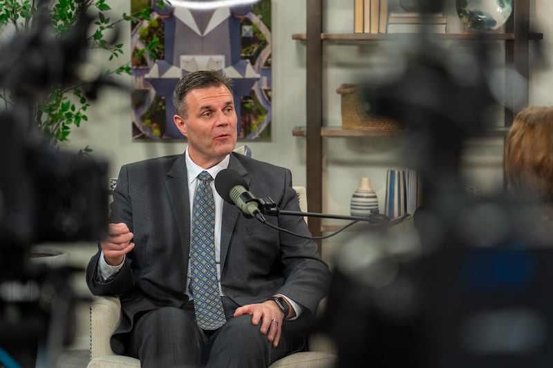 Blaine Maxfield, diretor-gerente dos Serviços de Bem-Estar e Autossuficiência da Igreja de Jesus Cristo dos Santos dos Últimos Dias fala com a repórter do Church News Mary Richards no episódio do podcast do Church News lançado na terça-feira, 28 de abril de 2026.