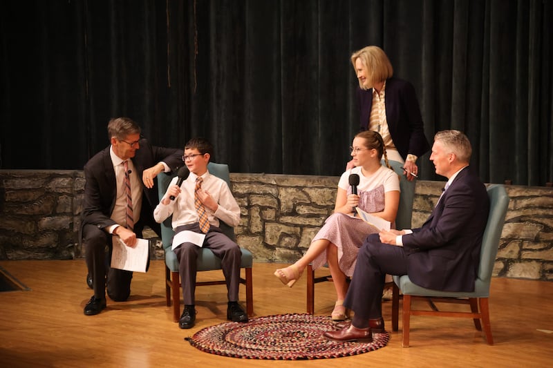 Presidente Steven J. Lund, Presidente Bonnie H. Cordon e Elder Jeremiah J. Morgan conversam com jovens durante uma reunião de treinamento no Centro de Visitantes de Nauvoo, em Nauvoo, Illinois, 24 de setembro