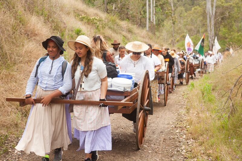 Jovens da Estaca Coomera Austrália, no estado de Queensland, puxam carrinhos de mão como parte de uma reencenação da jornada pioneira, em outubro de 2022.