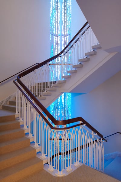 A escada, iluminada por vitrais, se estende pelas torres leste e oeste do Templo de Washington D.C. Foto de julho de 2021.