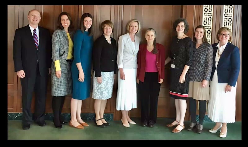 Em 2017, a falecida Kate Holbrook, terceira a partir da direita, organizou um café da manhã para apresentar Ann Braude, da Harvard Divinity School, à sua direita, a vários líderes de A Igreja de Jesus Cristo dos Santos dos Últimos Dias, incluindo a irmã Bonnie L. Oscarson, à extrema direita, a presidente Bonnie H. Cordon, ao centro e, ao seu lado, a irmã Sharon Eubank, entre outros.