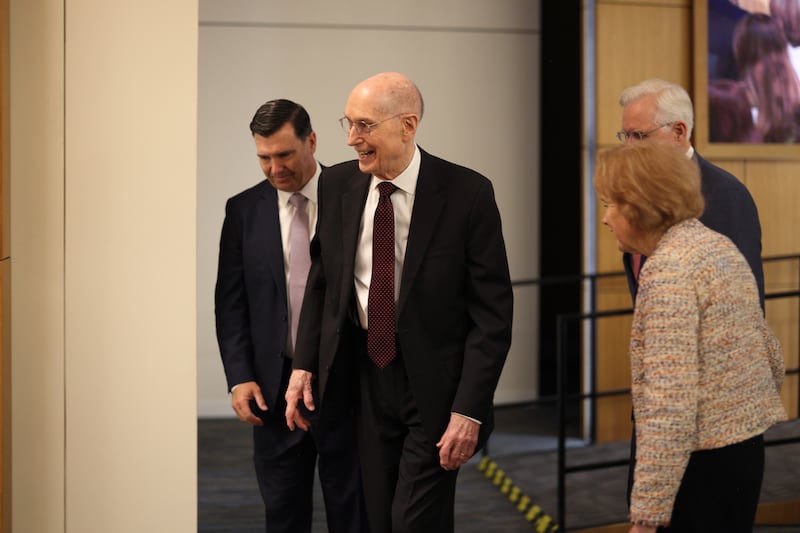O presidente Henry B. Eyring sai depois de discursar no Seminário para Novos Líderes de Missão de 2026.
