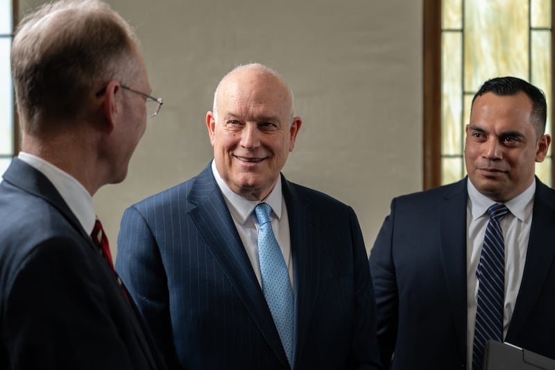 O Presidente Geral da Escola Dominical, Paul V. Johnson, centro, conversa com seus conselheiros, Irmão Chad H Webb, à esquerda, e Irmão Gabriel W. Reid, à direita, após a gravação do episódio do podcast do Church News que será exibido na terça-feira, 31 de março de 2026.