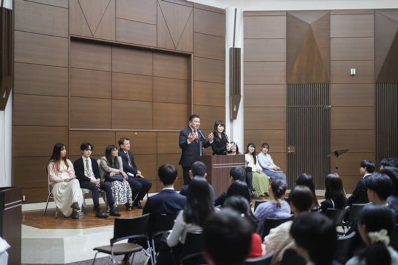 Jovens adultos se reúnem para ouvir a sessão Face to Face no segundo dia da segunda sessão de Kanagawa da conferência YSA no Shonan Village Center em Hayama, Prefeitura de Kanagawa, Japão, em 23 de novembro de 2025.
