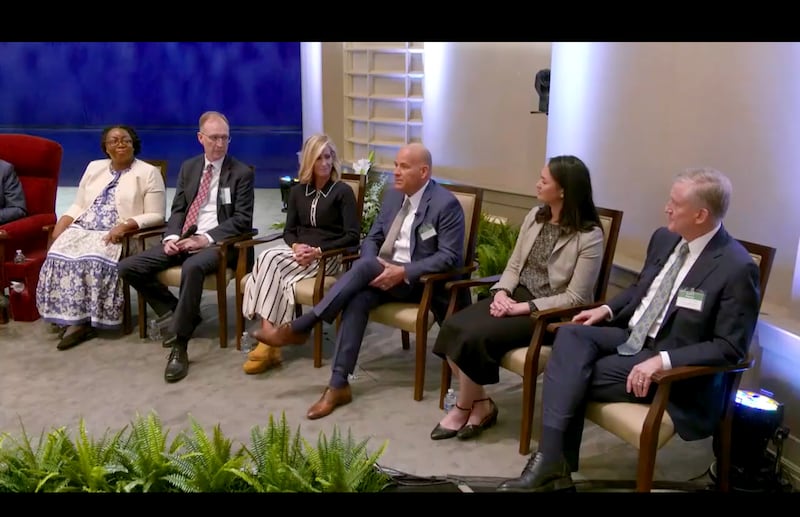 Da esquerda para a direita: Irmã Tracy Y. Browning, Irmão Chad H Webb, Irmã Tamara W. Runia, Irmão David J. Wunderli, Irmã Kristin M. Yee e Élder Kevin R. Duncan participam de um painel de discussão durante o treinamento de liderança da conferência geral de abril de 2026.
