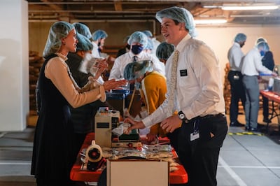Missionários conversam entre si enquanto participam do projeto de serviço humanitário no Centro de Treinamento Missionário de Provo na tarde do Dia de Ação de Graças, quinta-feira, 25 de novembro de 2021, em Provo, Utah.