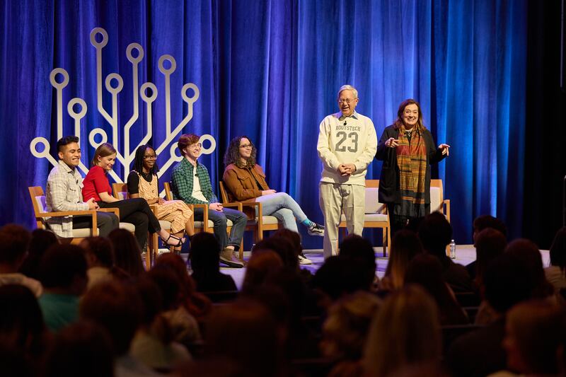 Élder Gerrit W. Gong, do Quórum dos Doze Apóstolos, e sua esposa, a irmã Susan Gong, compareceram à “festa pós-evento” da RootsTech para jovens adultos e participaram de um painel de jovens adultos na sexta-feira, 3 de março de 2023.