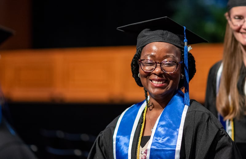Os formandos entram no BYU–I Center para a cerimônia de formatura na quinta-feira, 23 de julho de 2026, em Rexburg, Idaho.