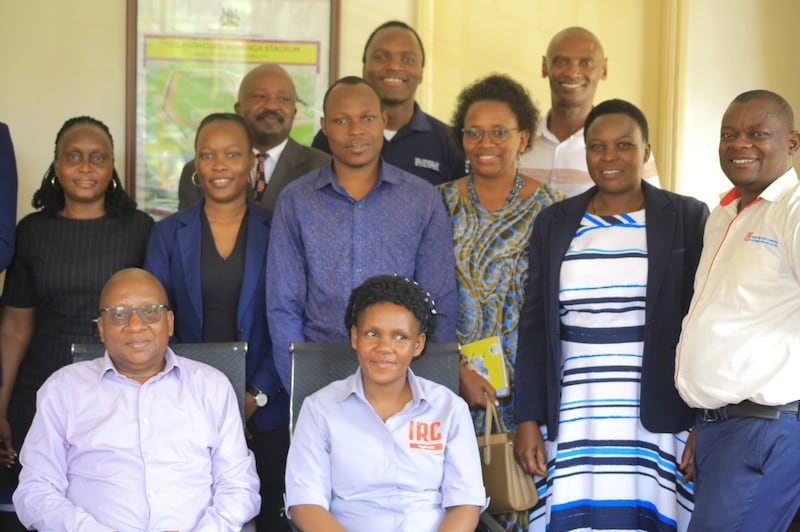 Líderes do governo local e da comunidade se reúnem nos escritórios do governo do Distrito de Kaborole antes do evento de entrega no Distrito de Kabarole, Uganda, em 30 de setembro de 2025