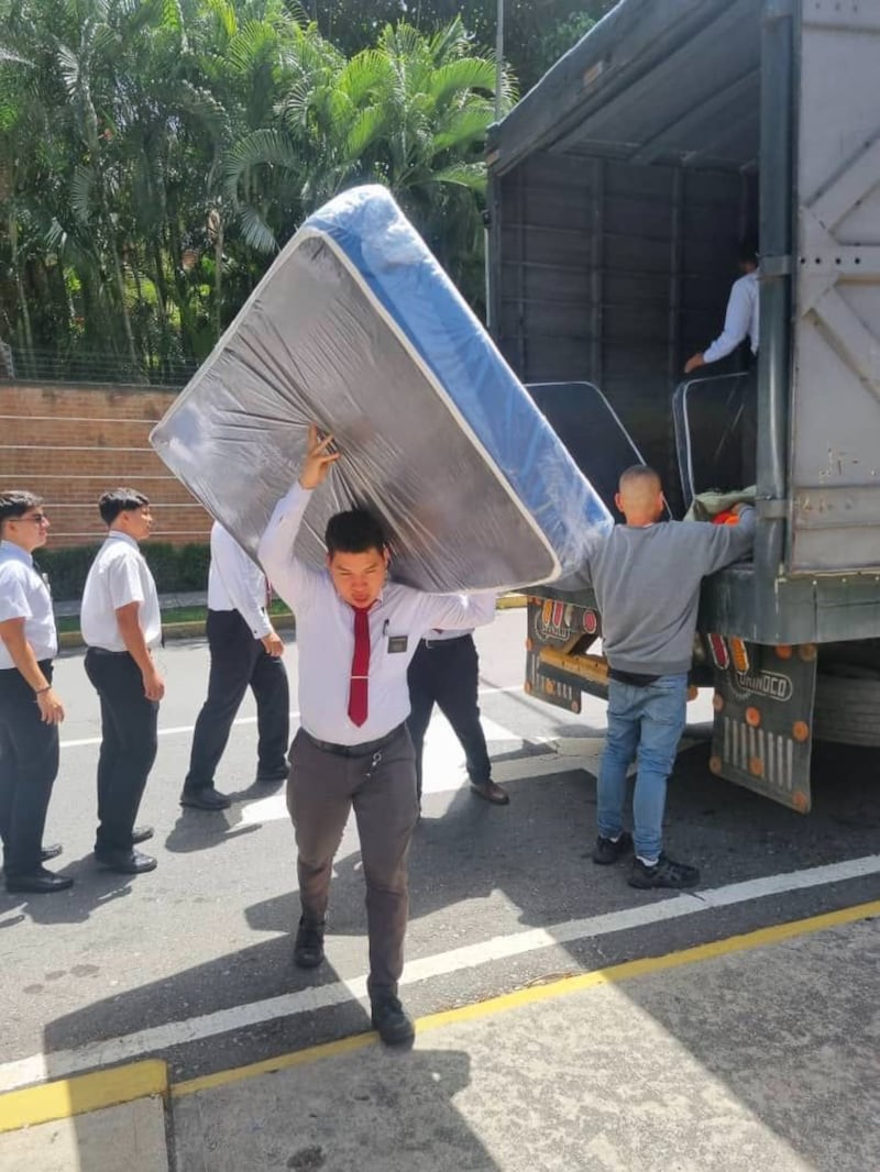 Voluntários e missionários de A Igreja de Jesus Cristo dos Santos dos Últimos Dias preparam itens para os afetados pelos terremotos gêmeos na Venezuela no sábado, 27 de junho de 2026.