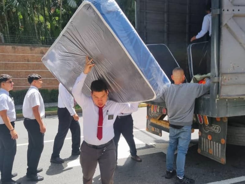 Voluntários e missionários da A Igreja de Jesus Cristo dos Santos dos Últimos Dias preparam itens para aqueles afetados pelos terremotos gêmeos na Venezuela no sábado, 27 de junho de 2026.