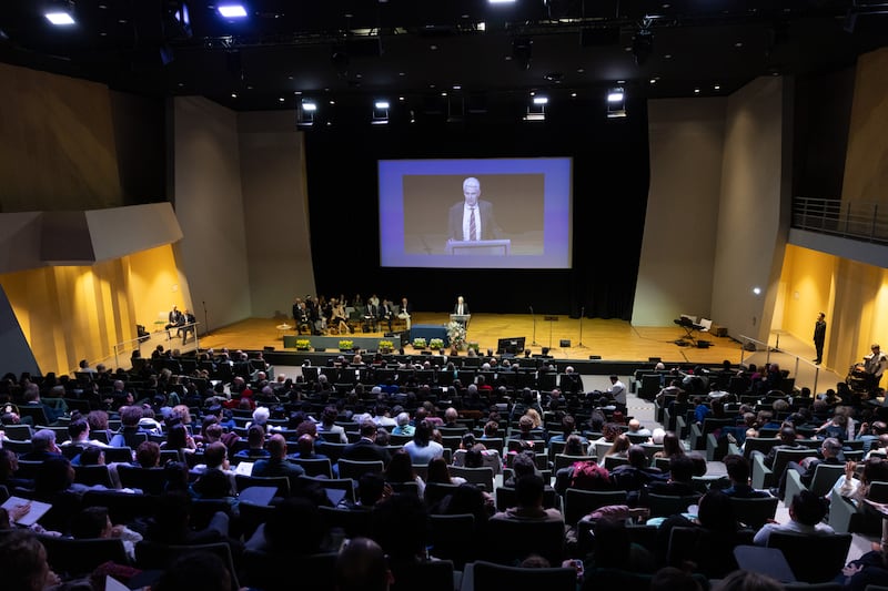 Elder Gérald Caussé do Quórum dos Doze Apóstolos fala na conferência da Estaca Paris França Sul no domingo, 22 de fevereiro de 2026, em Paris, França.