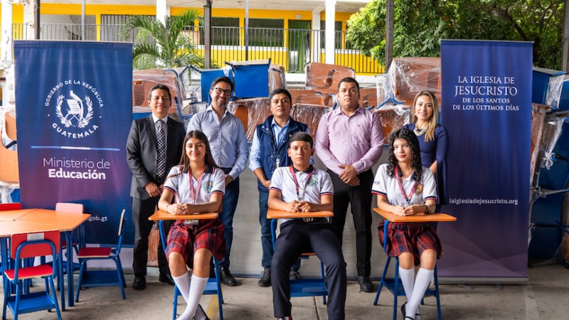 Mobiliário escolar doado por A Igreja de Jesus Cristo dos Santos dos Últimos Dias e pelo Ministério de Educação da Guatemala é entregue a uma escola em Huehuetenango, Guatemala, em 6 de agosto de 2026.