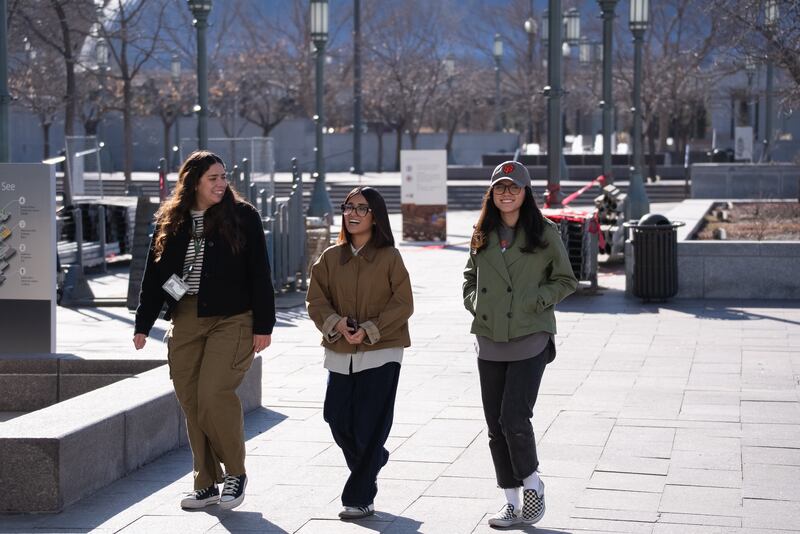 Alunos do Ensign College caminham para o Conference Center Theater em Salt Lake City para o devocional semanal do campus na terça-feira, 28 de janeiro de 2026.
