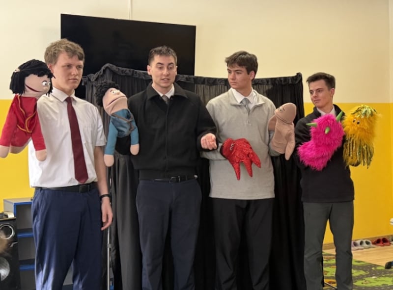 Missionários de Almaty, Cazaquistão, apresentam um show de marionetes para um orfanato na segunda-feira, 2 de março de 2026.