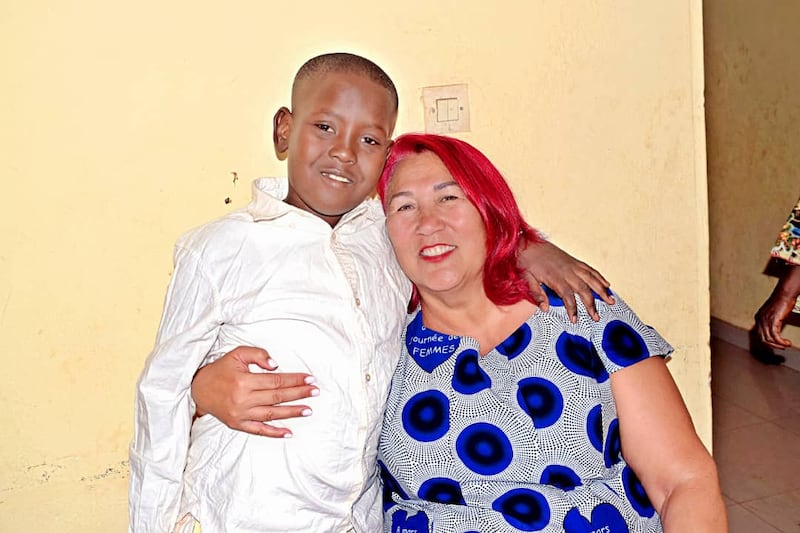Uma mulher abraça um jovem enquanto ele espera por sua vez de ser batizado em Bamaco, Mali, em 18 de abril de 2026.