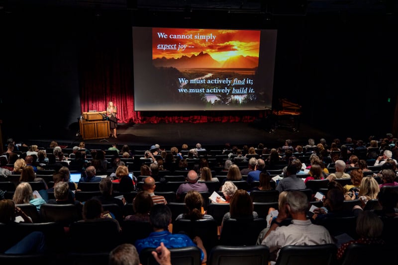 A professora Carrie M. Wrigley fala sobre “Encontrarmos alegria, não importa quais sejam as circunstâncias”, no Pardoe Theater durante a Semana de Educação da BYU em Provo na terça-feira, dia 17 de agosto de 2021.
