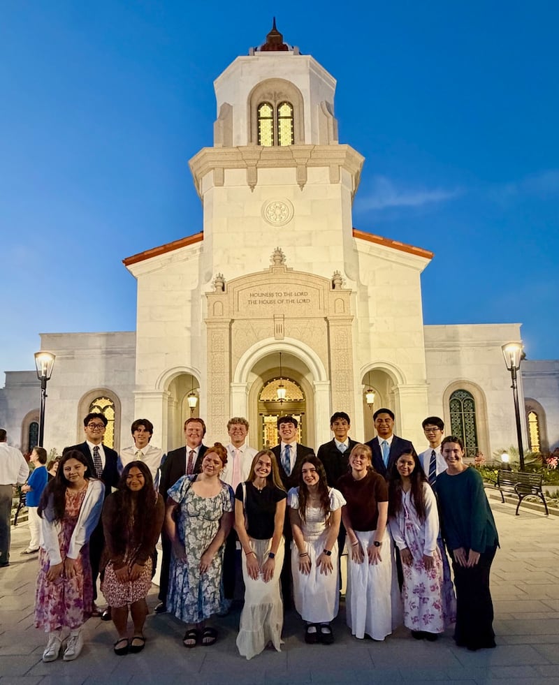 Jovens do sexo masculino e feminino que serviram no conselho coordenador da juventude para a casa aberta do Templo de Yorba Linda Califórnia posam para uma foto fora do templo em Yorba Linda, Califórnia, no sábado, 2 de maio de 2026.