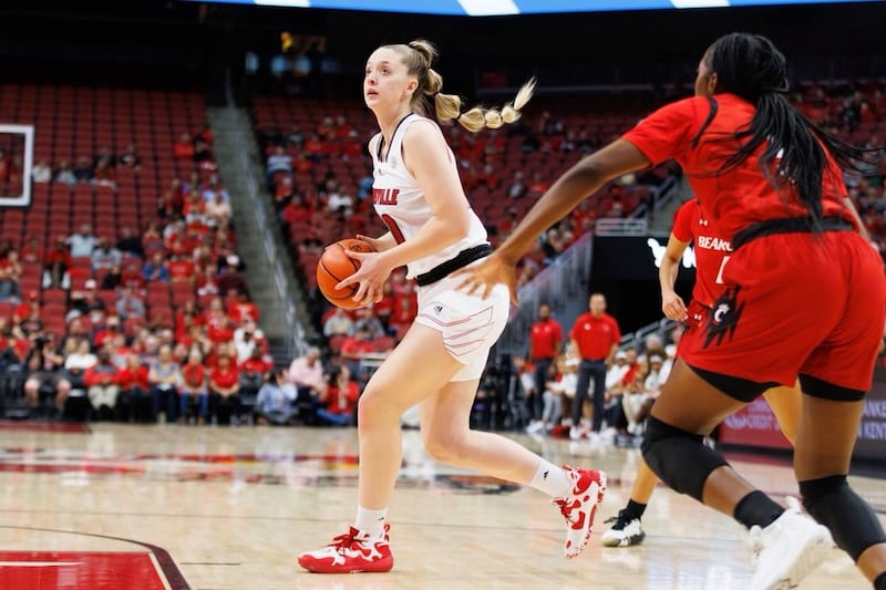 A pivô de Louisville, Josie Williams, corre pela quadra durante um jogo de basquete no início desta temporada.