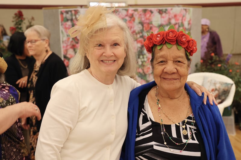Myra Horonzy e Eiko John Alati tiram uma foto juntas durante uma conferência de mulheres da estaca em Asheville, Carolina do Norte.