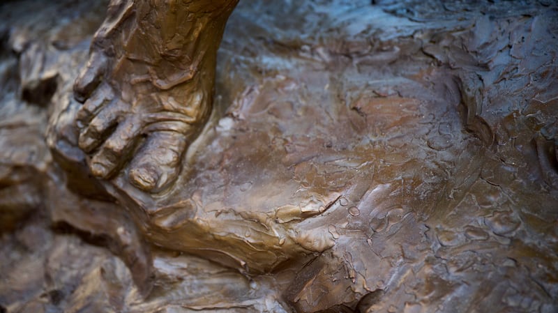 Detalhes da estátua "Jesus Christ Carrying the Cross", criada por Michael Hall, apresentam gotas de sangue, simbolizando o sangue que caiu do corpo de Cristo antes de ser levantado na cruz para ser crucificado. A estátua foi instalada na quarta-feira, 17 de setembro de 2025.
